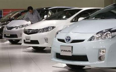 Một người xem các mẫu xe trong cửa hàng trưng bày của Toyota tại thành phố Nagoya, Nhật Bản. Ảnh: Reuters.